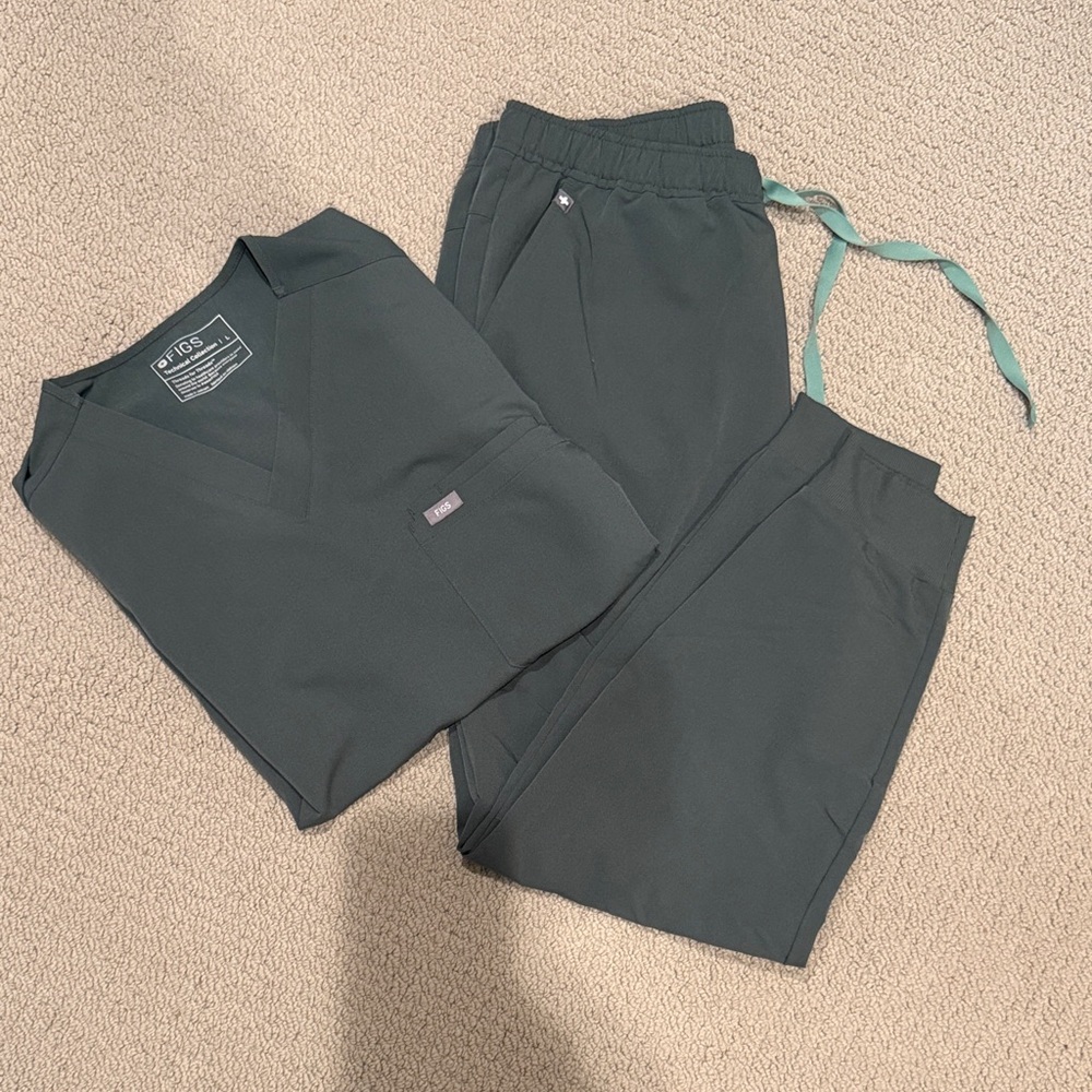 Figs Men's Moss Technical Collection V-Neck and Jogger scrub set
